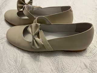 Zapatos planos crema con lazo y pedrería