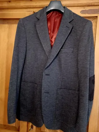 Chaqueta de traje gris para hombre.