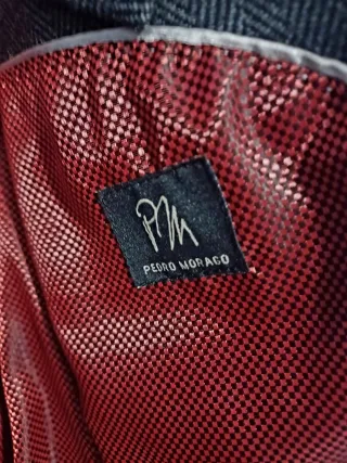 Chaqueta de traje gris para hombre.