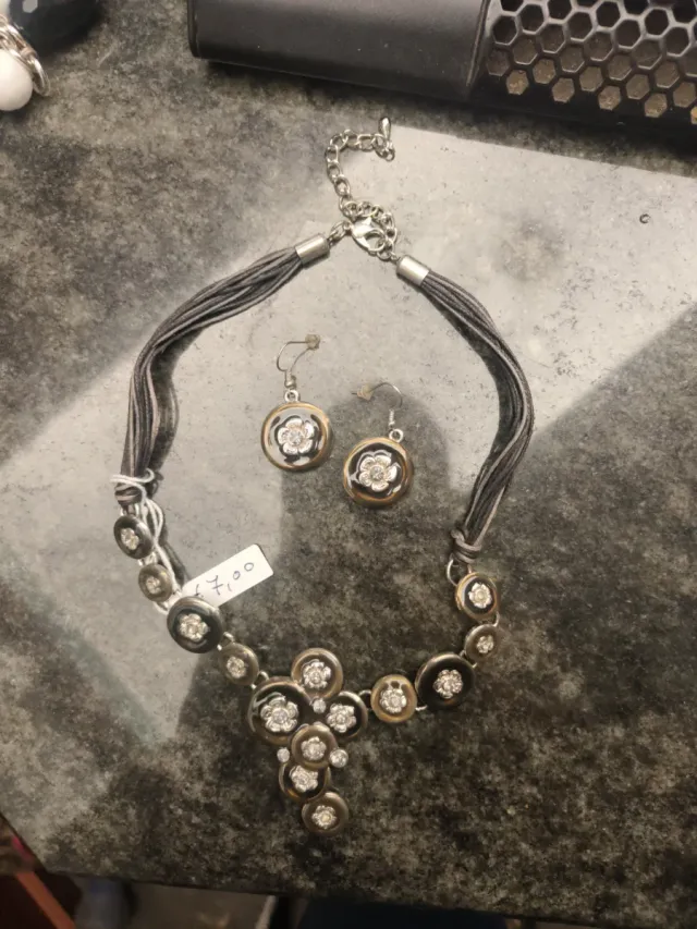 Set collana e orecchini neri e argento