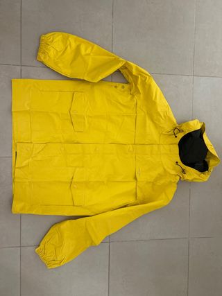 Chubasquero amarillo