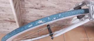 Bicicleta Blanca Ruedas Azules