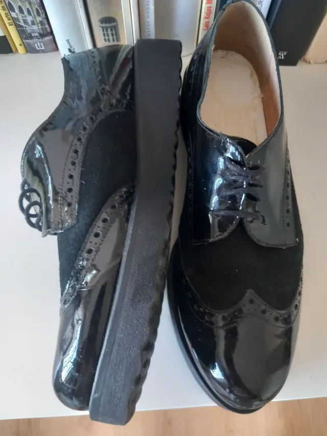 Zapatos de cordones ante y charol negros