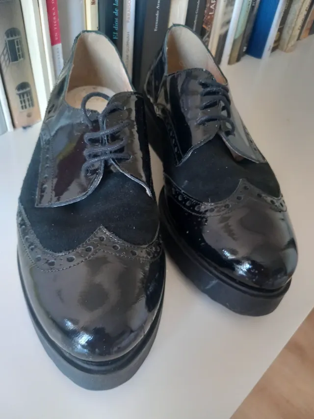 Zapatos de cordones ante y charol negros