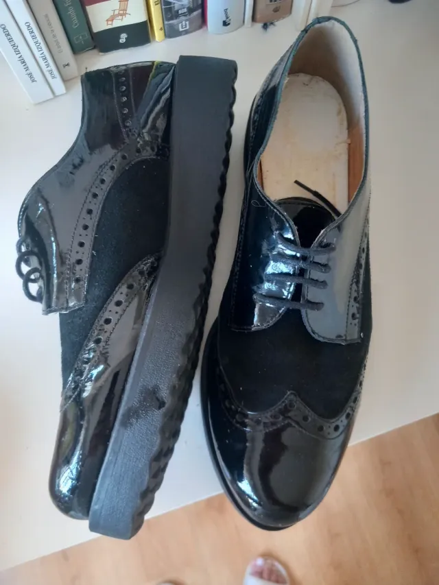 Zapatos de cordones ante y charol negros