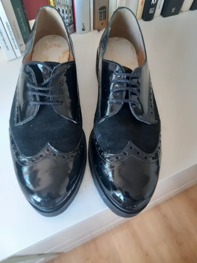 Zapatos de cordones ante y charol negros