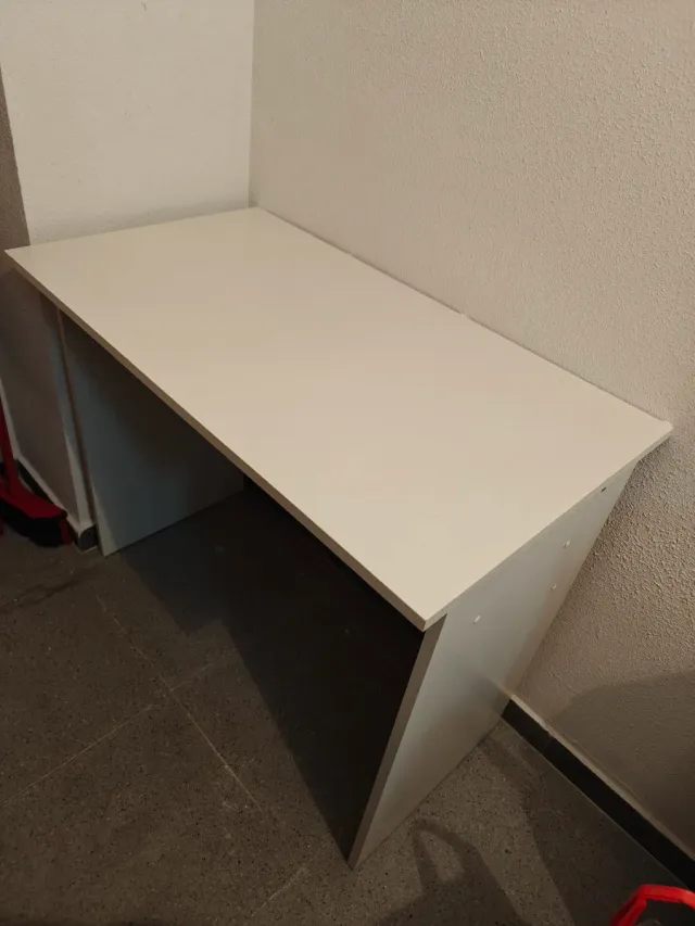 Escritorio blanco de madera