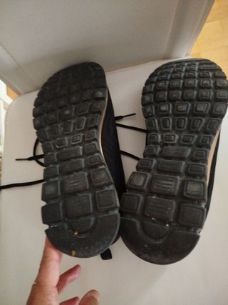 Zapatillas Skechers Negras y Doradas