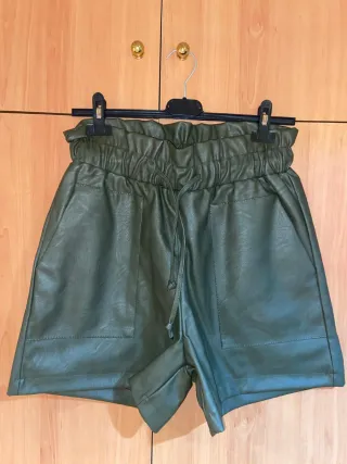Pantalón corto polipiel verde