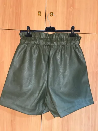 Pantalón corto polipiel verde