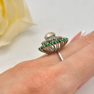 Anillo oro blanco 18kt con Esmeraldas y Diamantes 