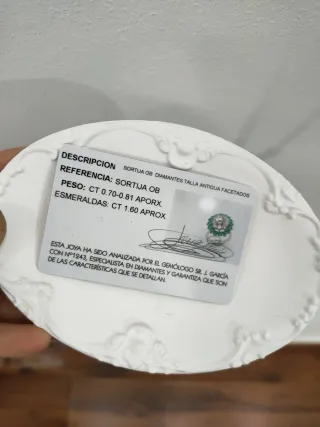 Anillo oro blanco 18kt con Esmeraldas y Diamantes