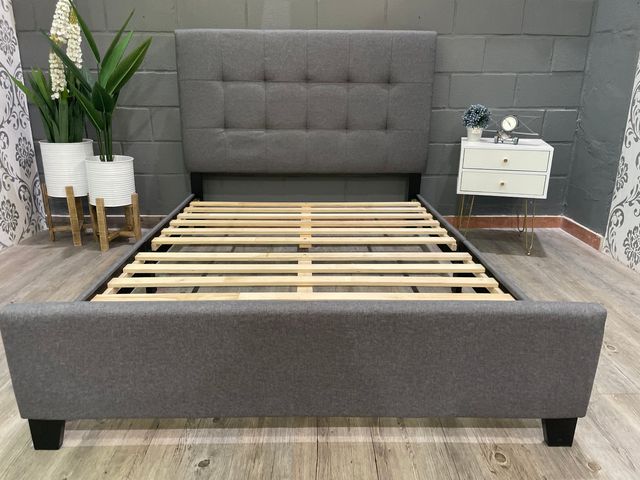 Cama completa gris con colchón y cabecero