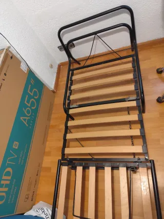 Cama / Somier plegable con estructura metálica.