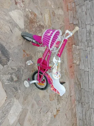 Bicicleta infantil rosa con ruedines