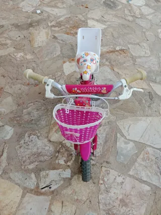 Bicicleta infantil rosa con ruedines