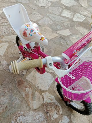 Bicicleta infantil rosa con ruedines