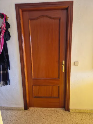 Tres puertas de madera maciza.