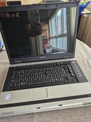 Toshiba Portátil para Piezas SIN DISCO DURO