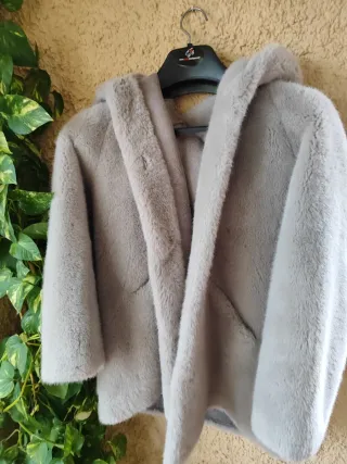 Chaquetón pelo corto gris capucha