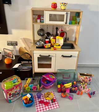 Cocinita de juguete DUKTI (Ikea) con accesorios