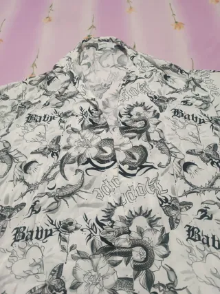 Camiseta Bershka Estampado Serpiente y Flores
