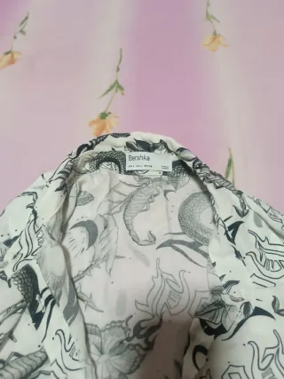 Camiseta Bershka Estampado Serpiente y Flores