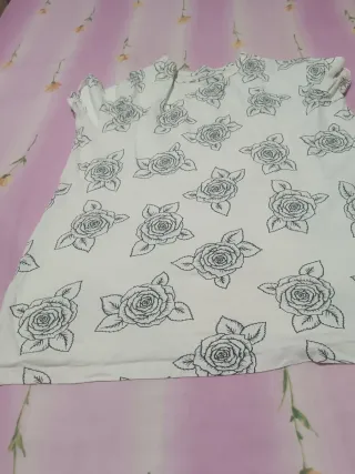 Camiseta Bershka Estampado Serpiente y Flores