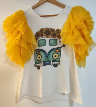 Camiseta blanca con mangas de tul amarillo