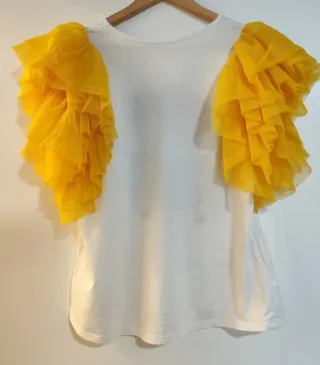 Camiseta blanca con mangas de tul amarillo