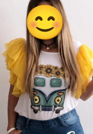 Camiseta blanca con mangas de tul amarillo