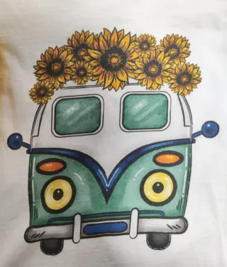 Camiseta blanca con mangas de tul amarillo