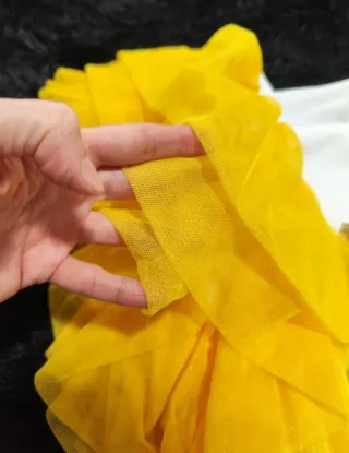 Camiseta blanca con mangas de tul amarillo