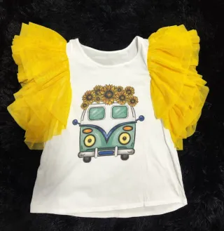 Camiseta blanca con mangas de tul amarillo