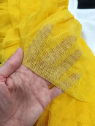 Camiseta blanca con mangas de tul amarillo