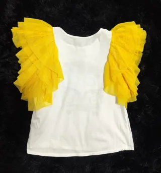 Camiseta blanca con mangas de tul amarillo