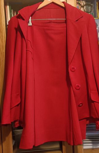 Traje chaqueta y falda rojo
