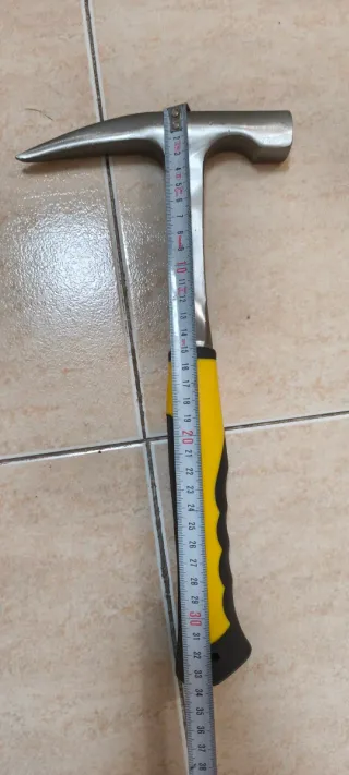 Martillo geólogo con mango amarillo