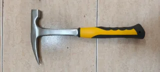 Martillo geólogo con mango amarillo