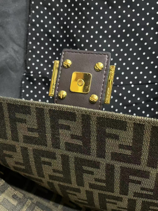 Borsa Fendi Baguette in pelle con fibbia dorata