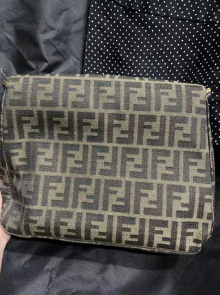 Borsa Fendi Baguette in pelle con fibbia dorata