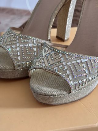 Bolso y tacones dorados MENBUR
