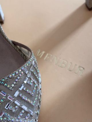Bolso y tacones dorados MENBUR