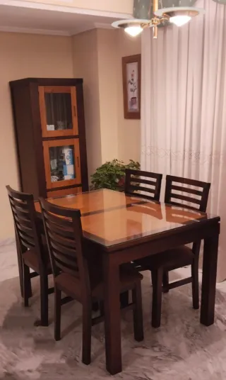 Mesa de comedor con 4 sillas