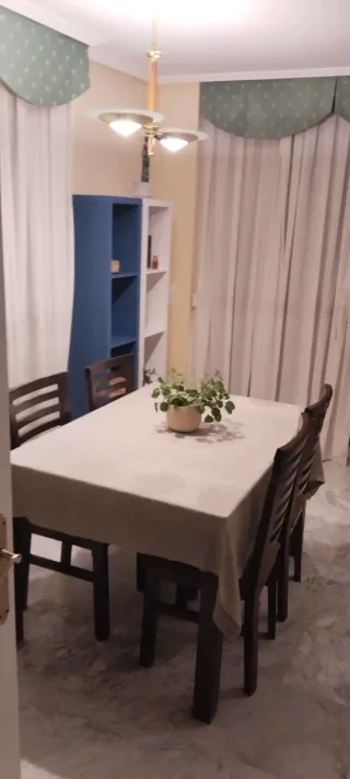 Mesa de comedor con 4 sillas