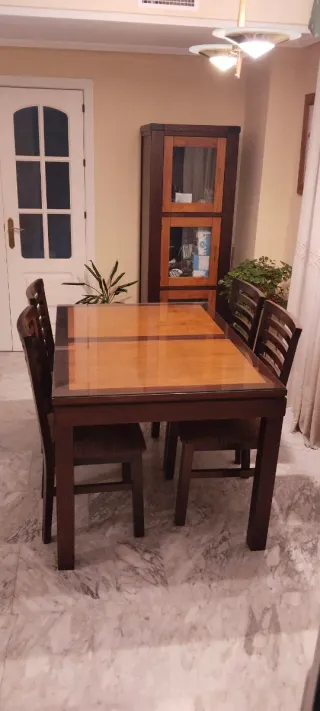 Mesa de comedor con 4 sillas