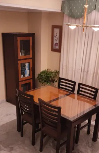 Mesa de comedor con 4 sillas