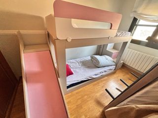 Habitación infantil litera con tobogán