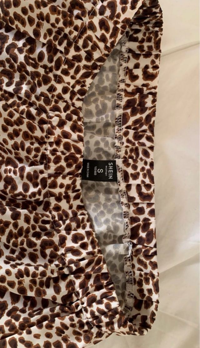 Falda corta print leopardo con vuelo