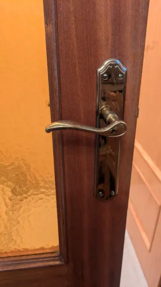 Puerta madera con vidrio anaranjado